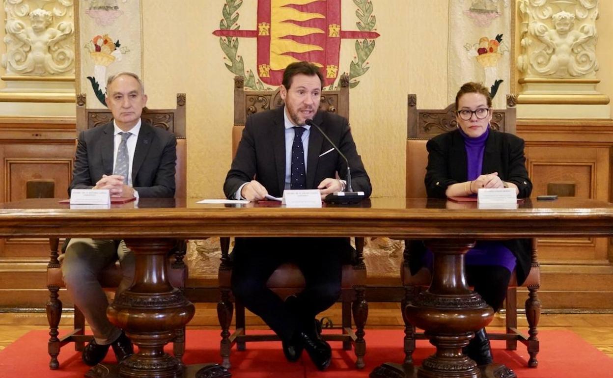 Óscar Puente, durante un acto en el salón de recepciones del Ayuntamiento, junto al rector de la UVA, Antonio Largo, y Charo Chávez, concejala de Innovación, Desarrollo Económico, Empleo y Comercio. 