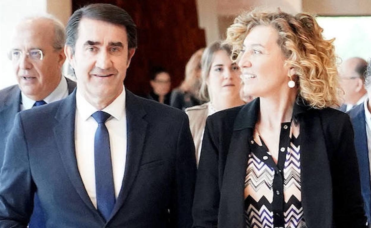 El consejero Suárez-Quiñones, junto a la directora general de Vivienda, en una reciente comparecencia en las Cortes de Castilla y León.