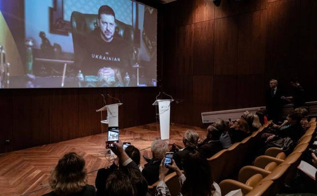 Volodímir Zelenski se dirige a los organizadores de la muestra en un mensaje grabado. 