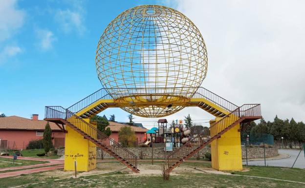 Bola de la exposición de Sevilla de 1992 ubicada en una parcela de Los Ángeles de San Rafael.