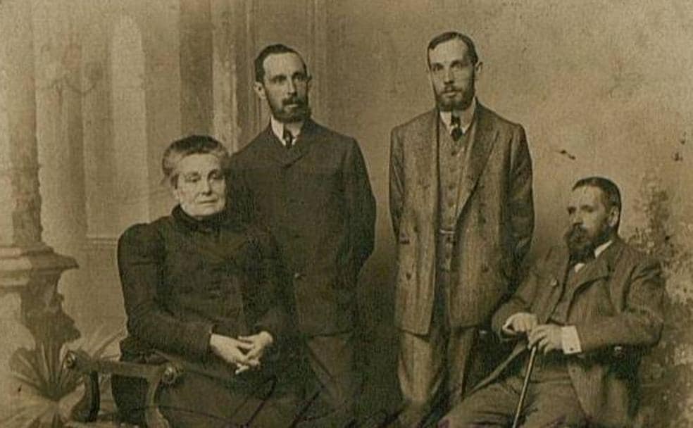 Saturnina y Federico Delibes (sentado), con sus hijos varones, Adolfo y Luis.