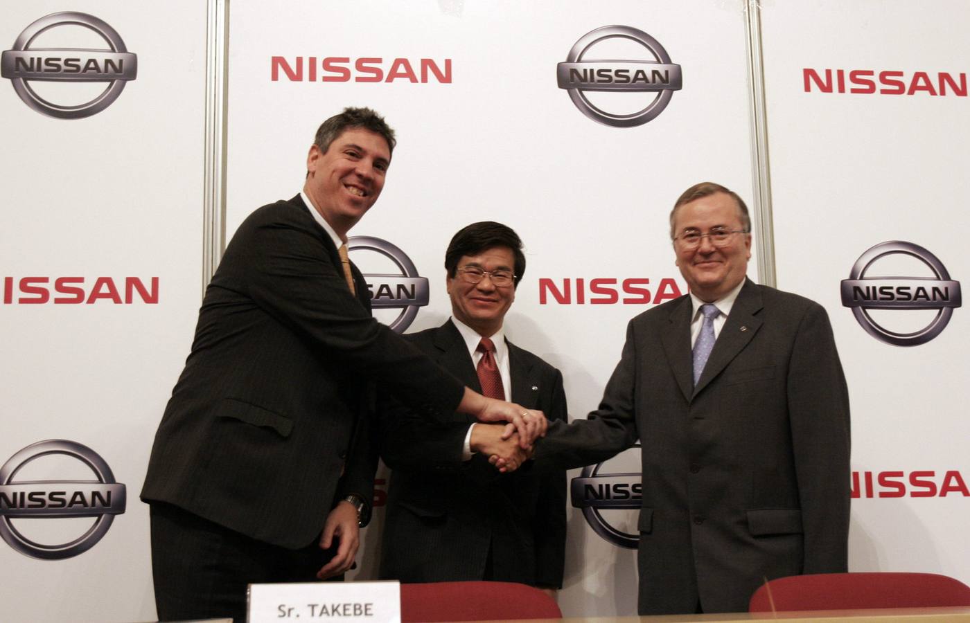 26.11.04 José Vicente de los Mozos, subdirector general de Operaciones Industriales de Nissan en España; el director general de Nissan, Teruo Takebe, y el responsable de la factoria abulense, José Luis Sanjoaquín, durante un encuentro en Ávila