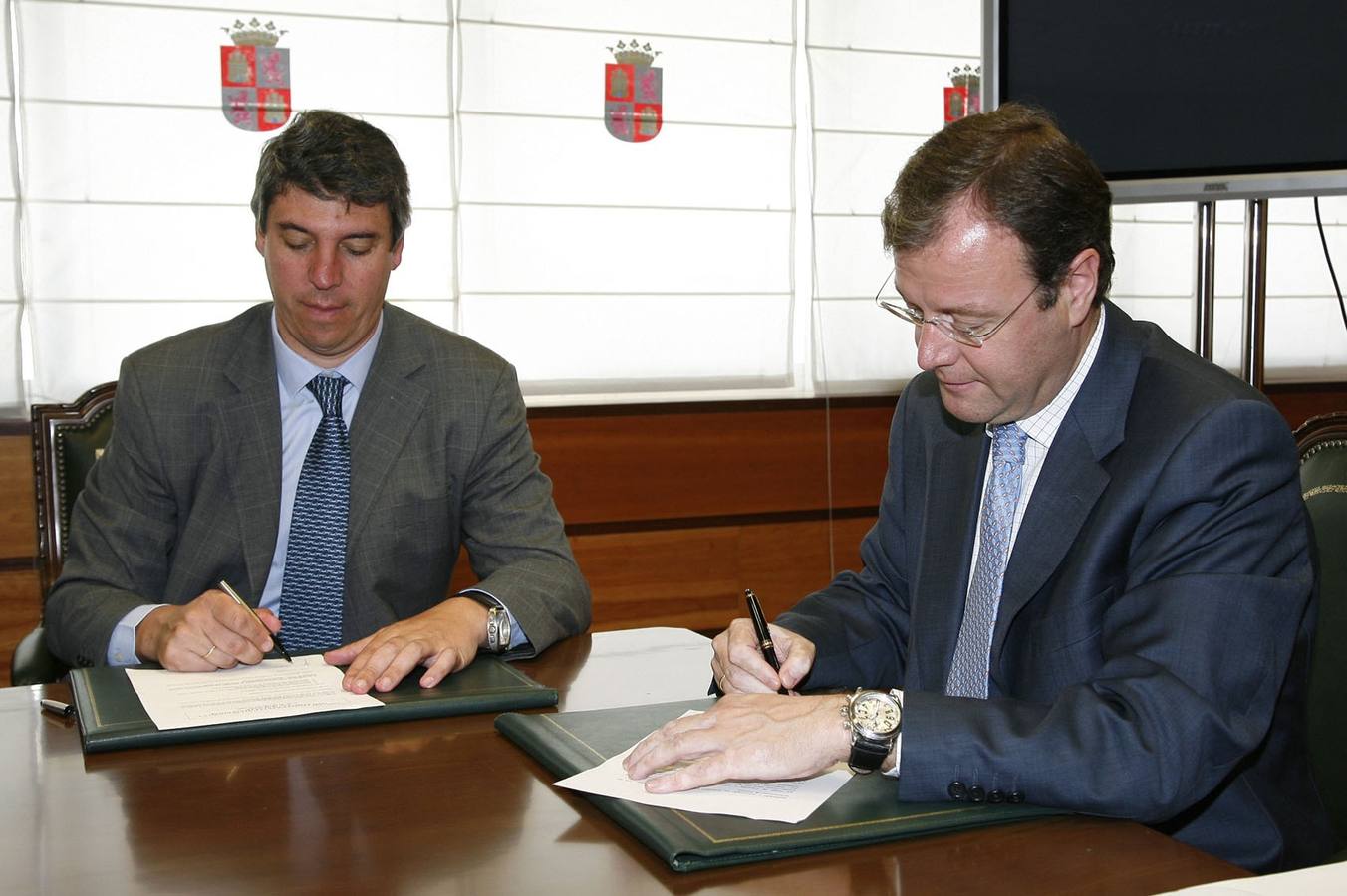 17.07.07 El consejero-director general de Nissan Motor Ibérica y presidente de Nissan Euorpa, y Antonio Silván, consejero de Fomento, firman el acuerdo para desarrollar el espacio logístico de Ávila