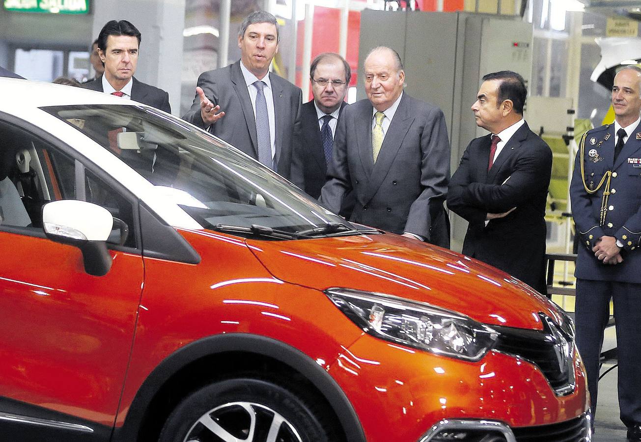 06.02.13 José Vicente de los Mozos muestra a don Juan Carlos el nuevo modelo Captur en la factoría de Montaje. Junto a ellos, José Manuel Soria, Juan Vicente Herrera, y Carlos Ghosn.