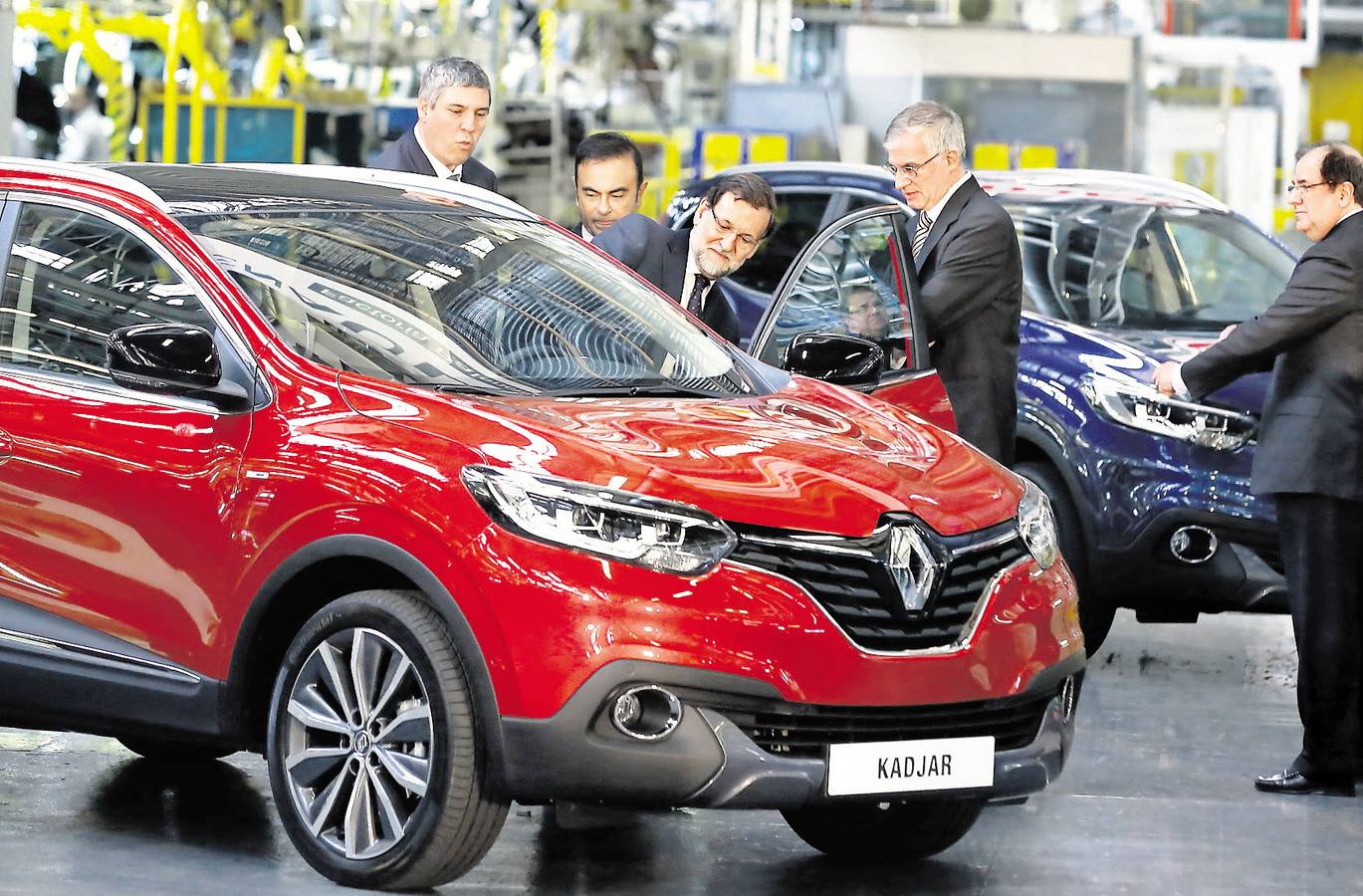 02.03.15 José Vicente de los Mozos, Carlos Ghosn, Mariano Rajoy, que se sube a un Kadjar, José Antonio López y Juan Vicente Herrera, visitan la fábrica de Renault en Villamuriel de Cerrato, en Palencia.