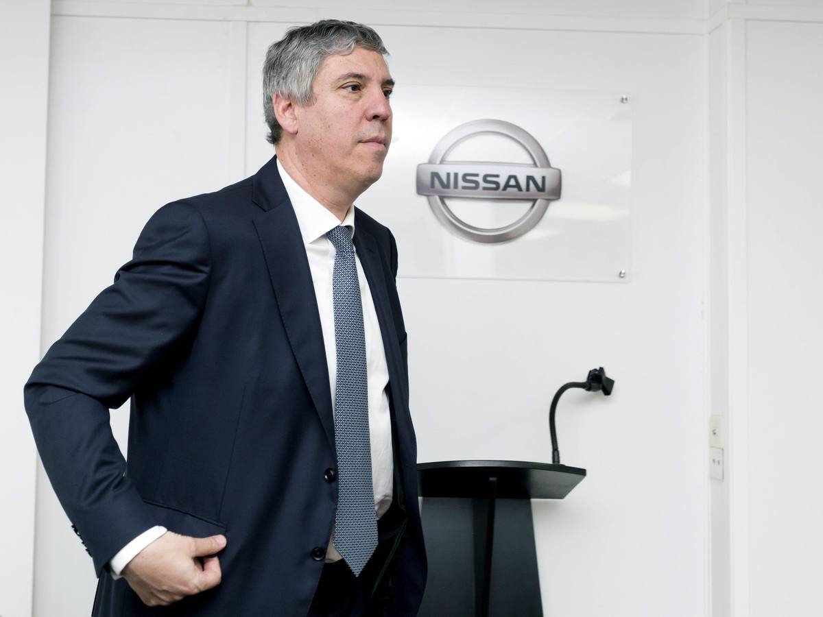 20.04.17 El vicepresidente ejecutivo José Vicente de los Mozos (c), como máximo responsable de la Alianza Renault-Nissan en España, al finalizar la rueda de prensa que ha ofrecido hoy para informar sobre la situación de la planta de la multinacional japonesa en Ávila.