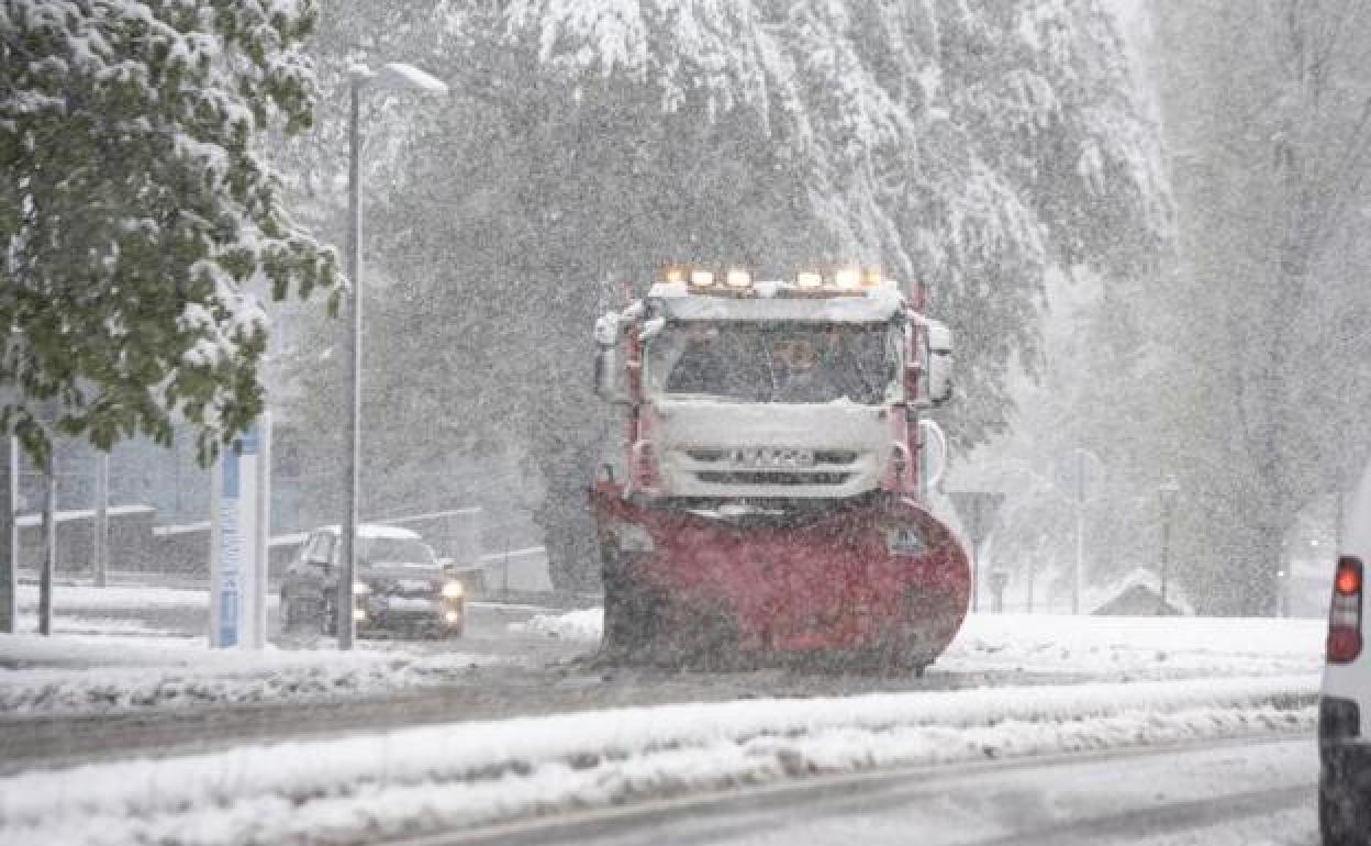 Una máquina quitanieves despeja la calzada durante la última nevada en la ciudad. 