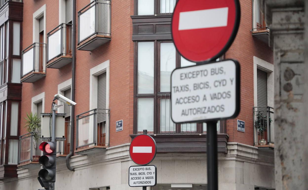 Señal de prohibido y cámara de control a la entrada de la calle Cánovas del Castillo.