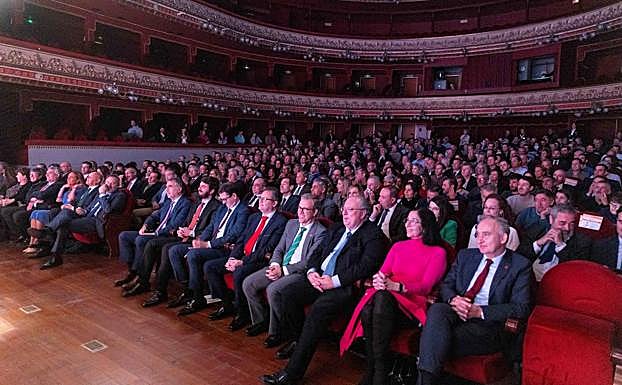 Galería. Aspecto del patio de butacas del Calderón, lleno para el evento.