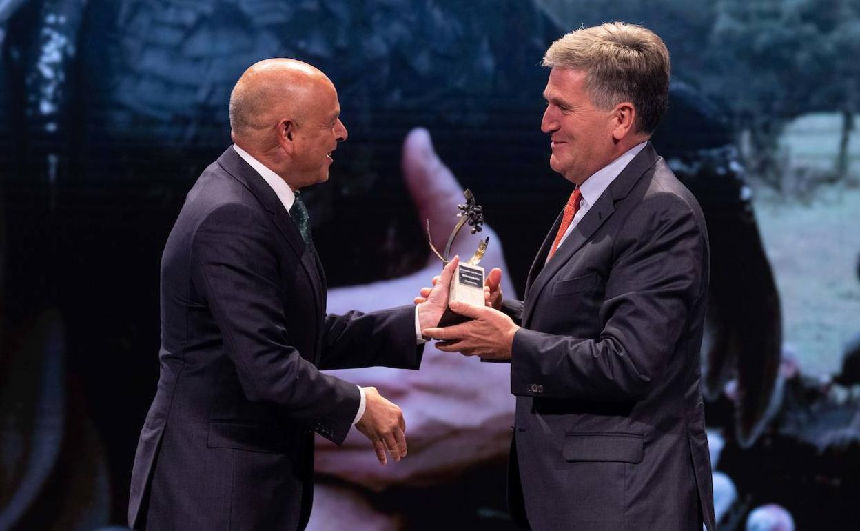 Fernando Ríos, director de Relaciones Institucionales de Unicaja Banco, entrega el premio a Alfonso Jiménez, de Cascajares. 