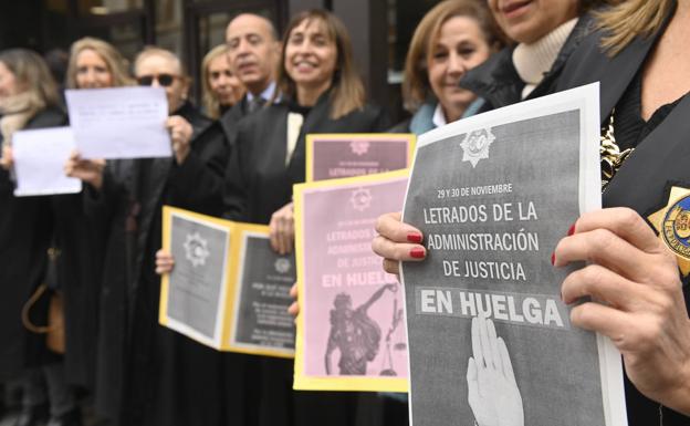 Carteles durante el parón, esta mañana, de los letrados de Justicia.