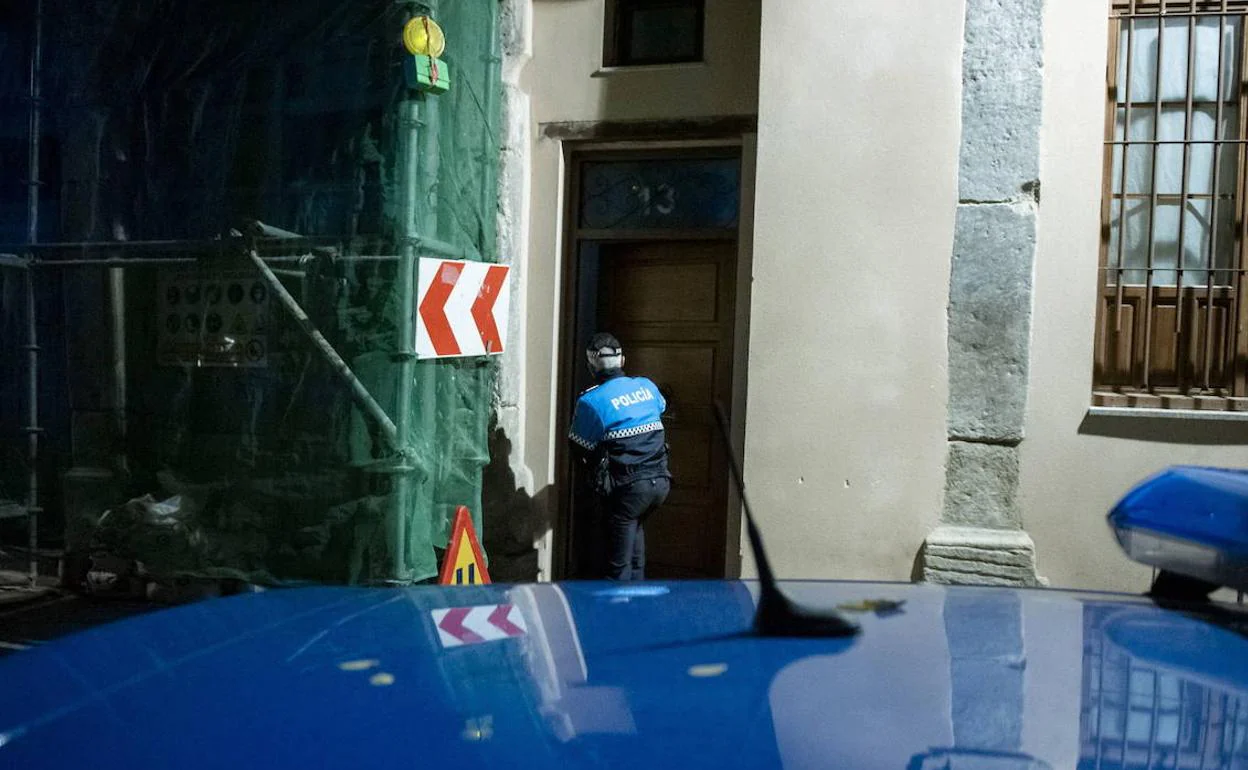 Un agente de la Policía Local de Segovia llama a un piso de estudiantes en el casco histórico por quejas de ruidos. 