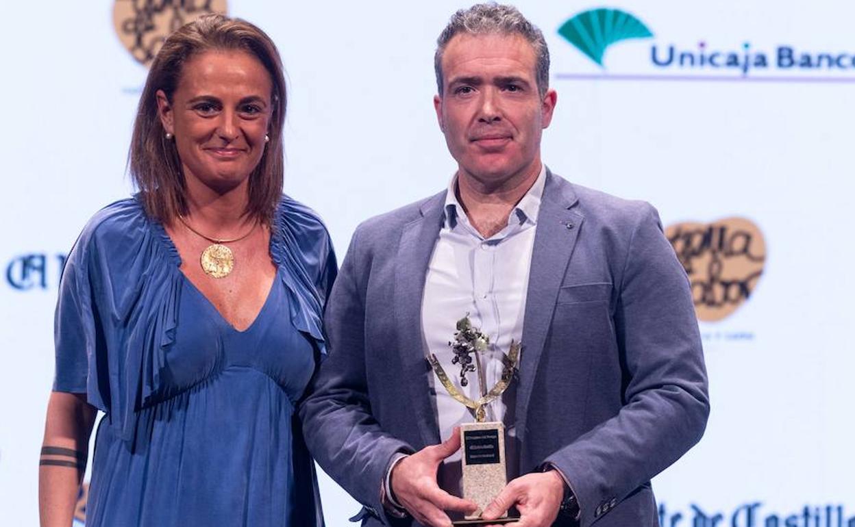 Eduardo Abad posa con el premio que le entregó Arancha Escalada, responsable de sostenibilidad de Reale Seguros (en el centro de la imagen). 