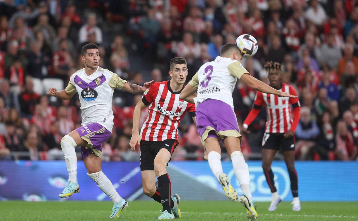 Feddal despeja el balón durante el partido de Liga disputado frente al Athletic.