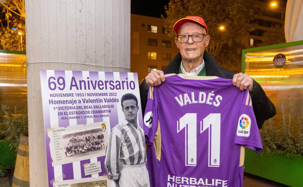 Valentín Valdés posa sonriente con la camiseta y cartel conmemorativos que le entregaron en su homenaje. 