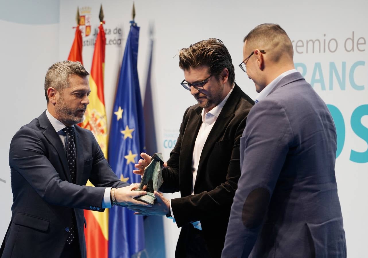 Los periodistas de El Norte de Castilla, Rodrigo Ucero y Marco Alonso, recogen el premio en la modalidad digital.