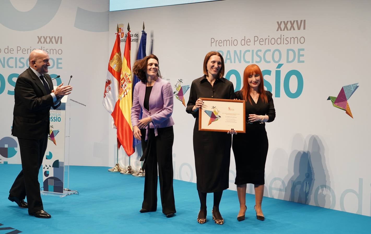 Sonia Andrino, Liliana Martínez y María Jesús Pascual, recogen el accesit para el Norte de Castilla.