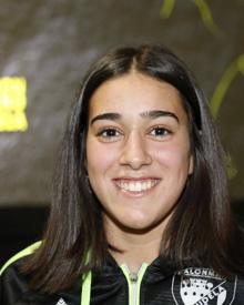 Imagen secundaria 2 - Muestra fotográfica durante el homenaje, firmas de agradecimiento en el libro y Ángela, una de las monitoras del club