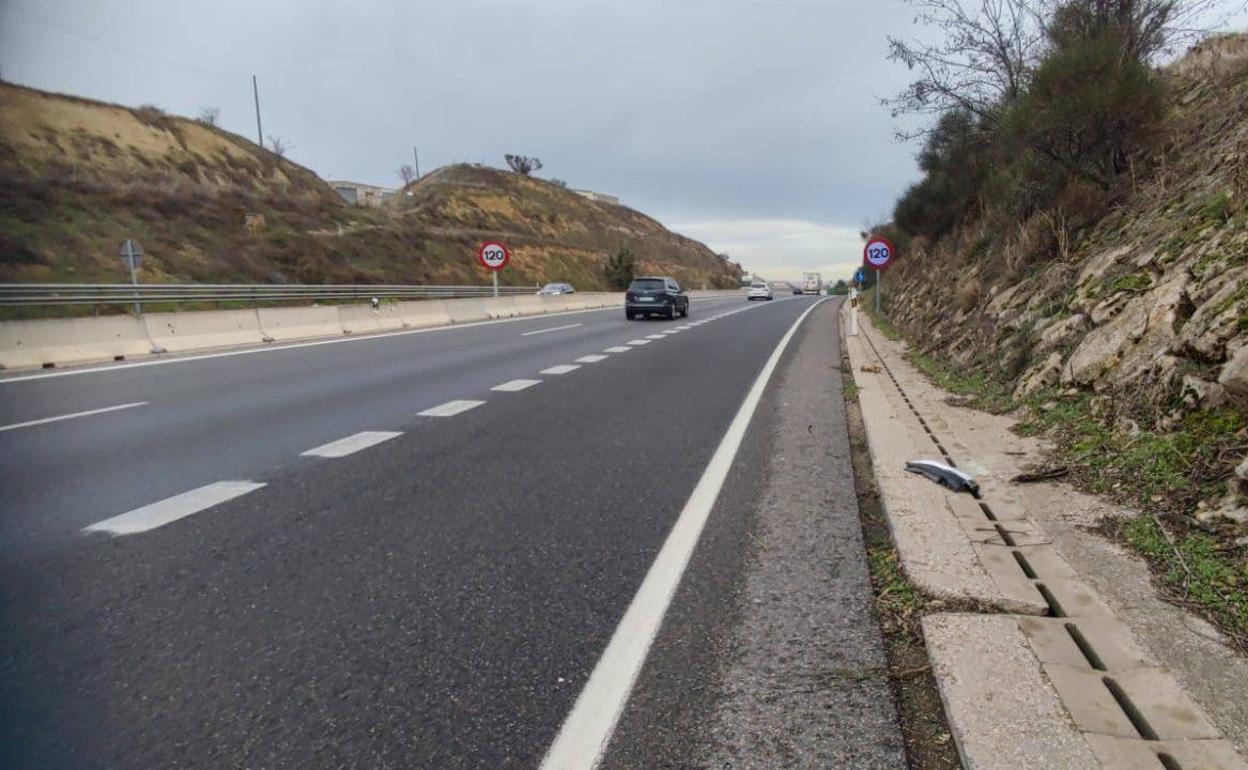 Punto en el que se produjo la colisión, con fragmentos del vehículo aún en la cuneta.