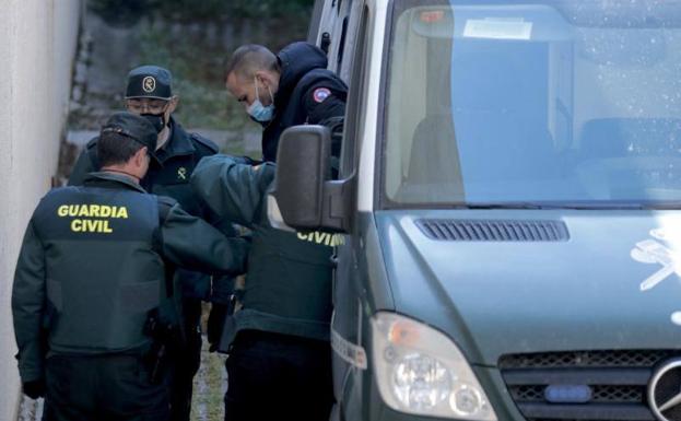 Iván S. B. baja del furgón de la Guardia Civil para entrar en el Juzgado de Cervera, en abril del año pasado.