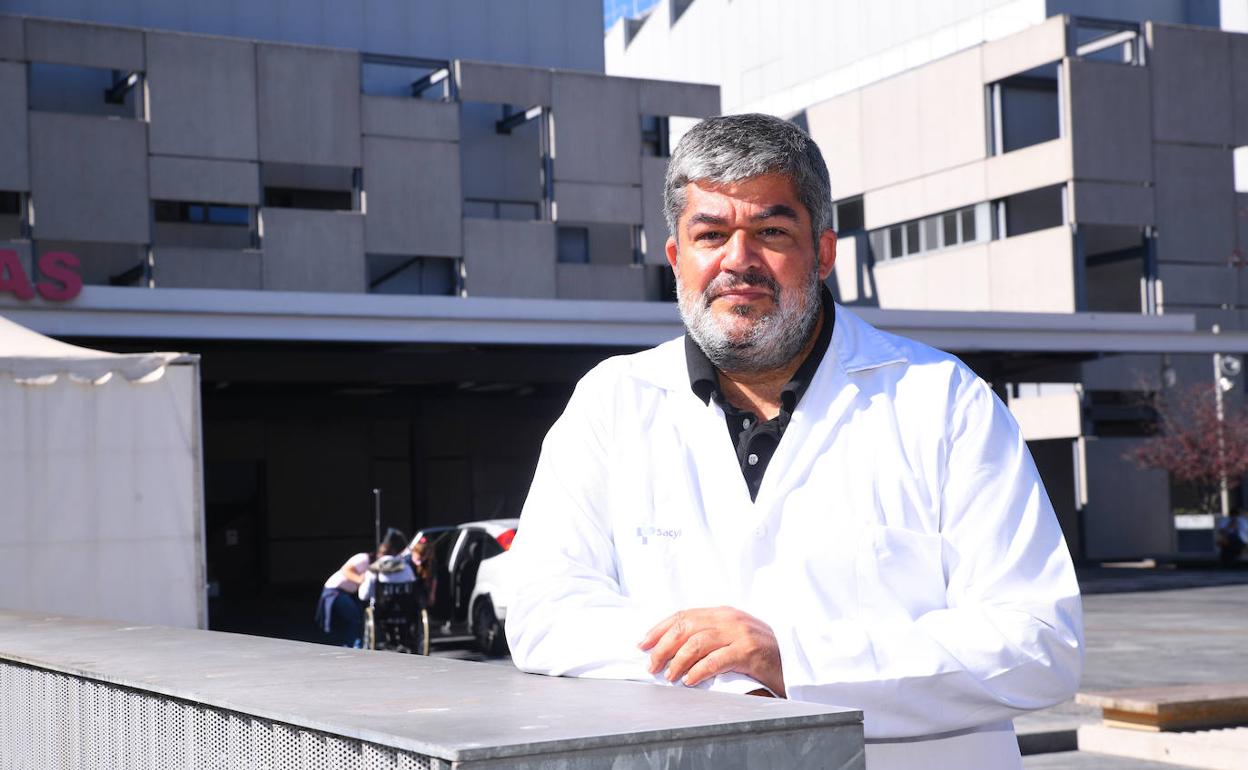 El doctor Carlos Dueñas, con el Hospital Clínico de Valladolid al fondo. 