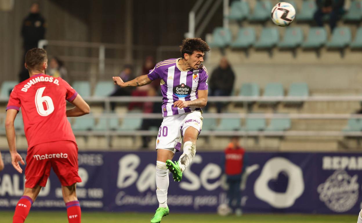Arroyo consigue de cabeza el gol del triunfo del Real Valladolid ante el Getafe. 