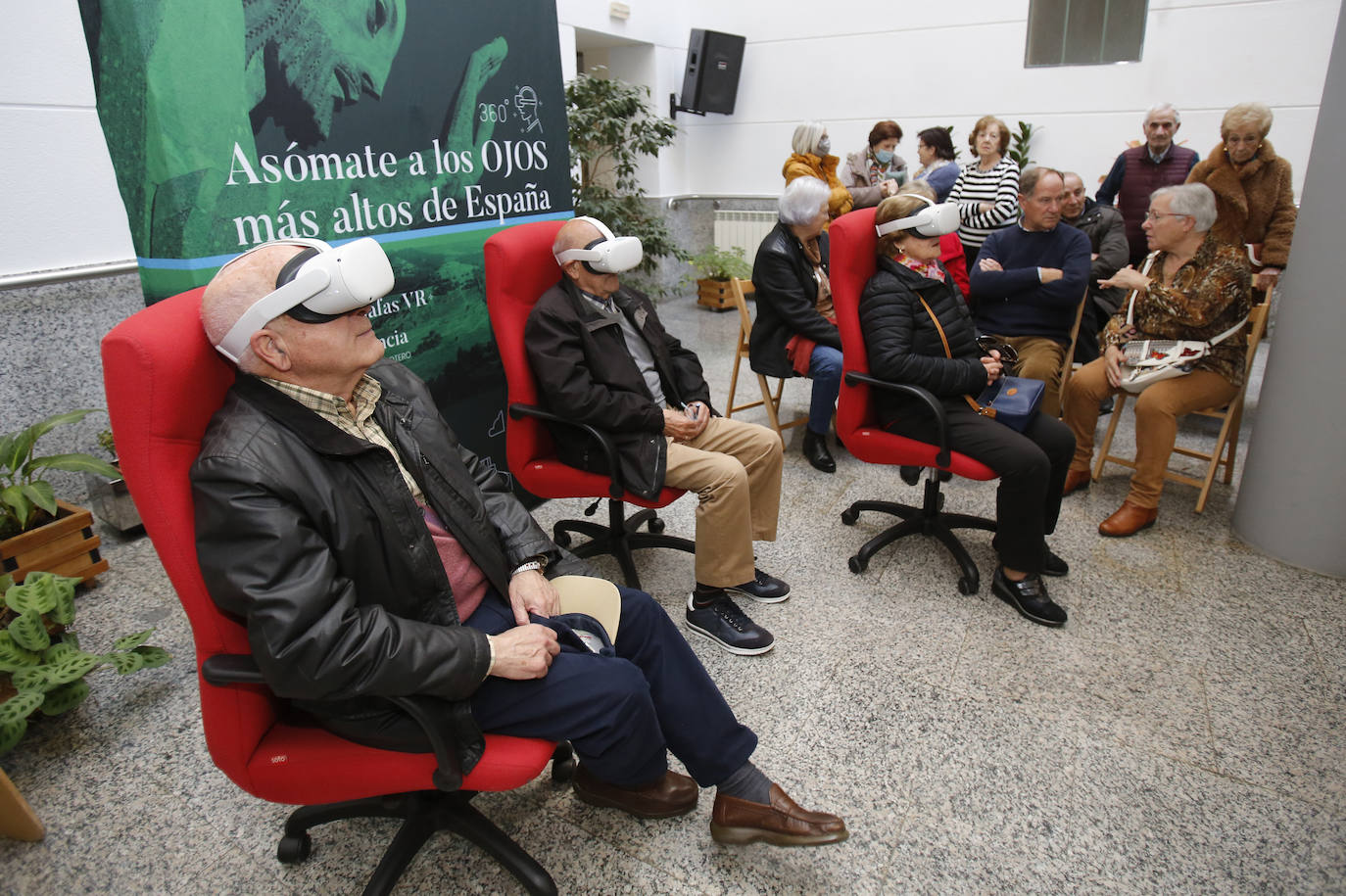Fotos: Las personas mayores también suben a los ojos del Cristo