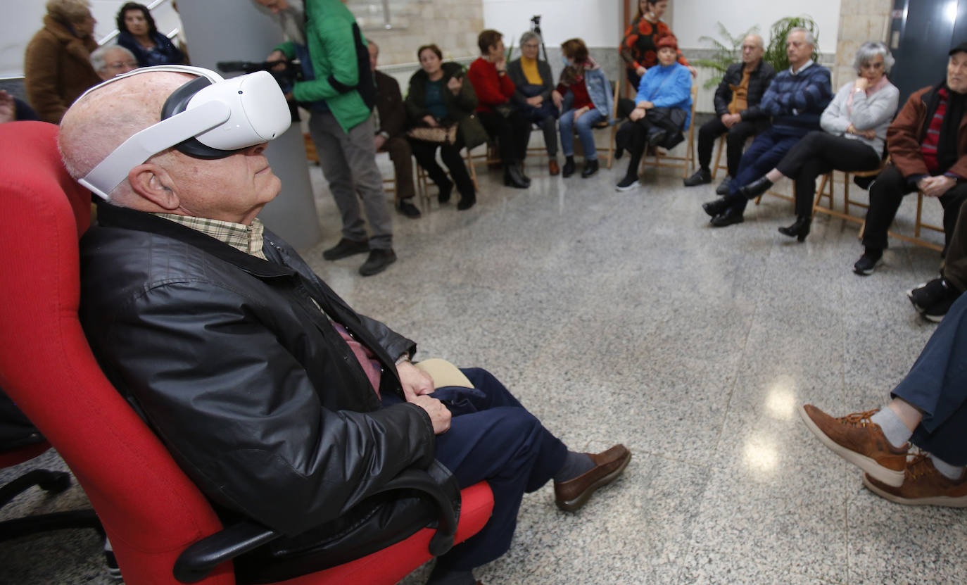 Fotos: Las personas mayores también suben a los ojos del Cristo