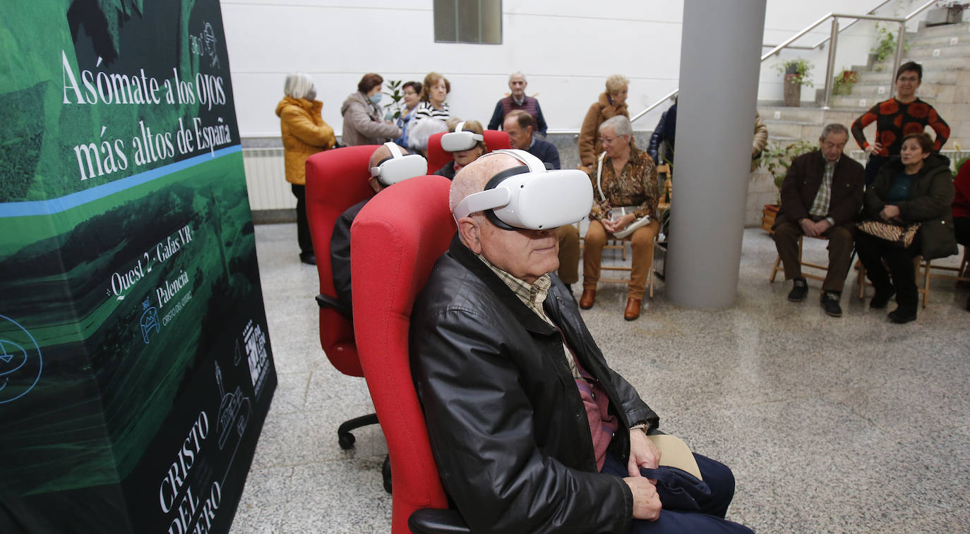 Fotos: Las personas mayores también suben a los ojos del Cristo