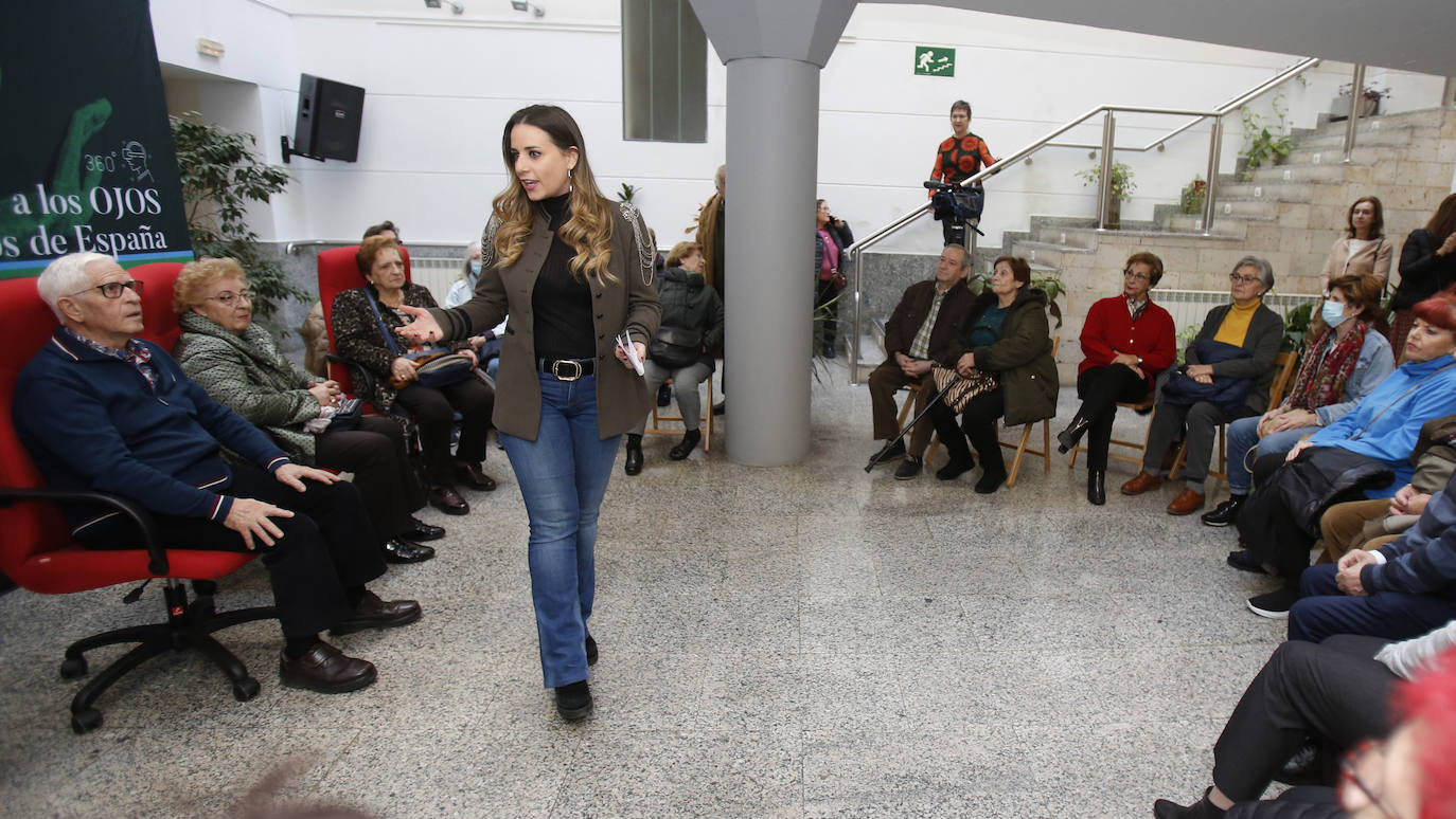 Fotos: Las personas mayores también suben a los ojos del Cristo