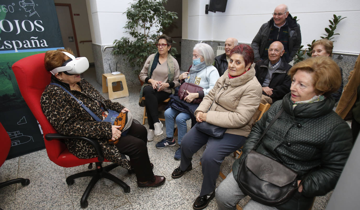 Fotos: Las personas mayores también suben a los ojos del Cristo