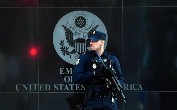 Dispositivo de seguridad en torno a la embajada de EE UU en Madrid. 