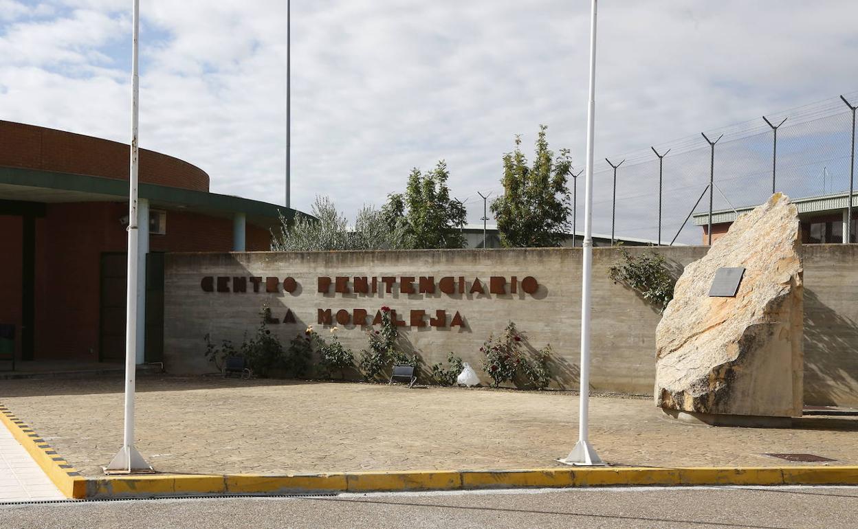 Acceso a la cárcel de La Moraleja, en Dueñas.