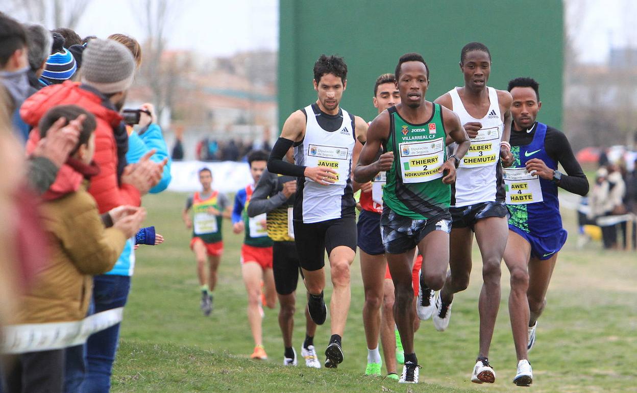 El atleta segoviano Javi Guerra, junto a corredores de origen africano, en la prueba de hace dos años. 