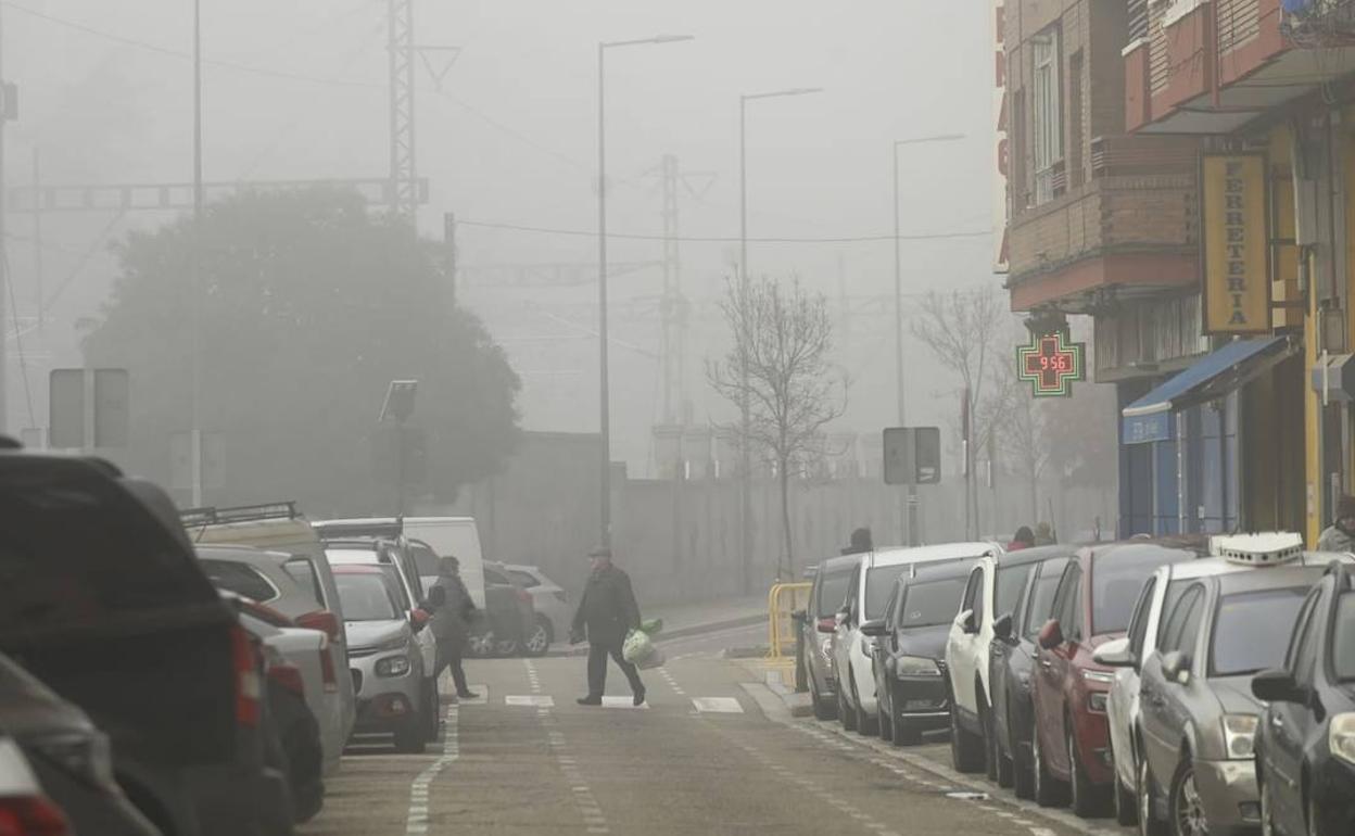 Niebla en la mañana del miércoles en la calle de la Vía. 