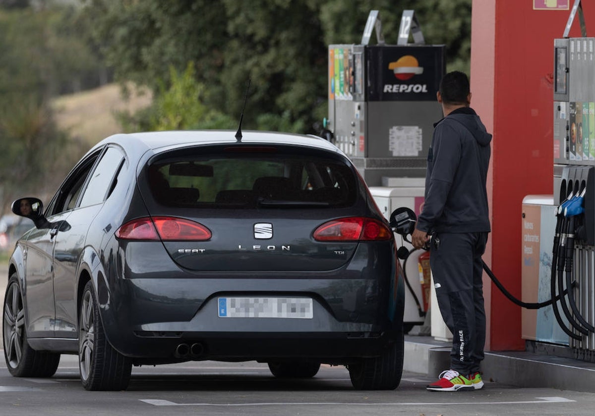 Un hombre repostando gasolina