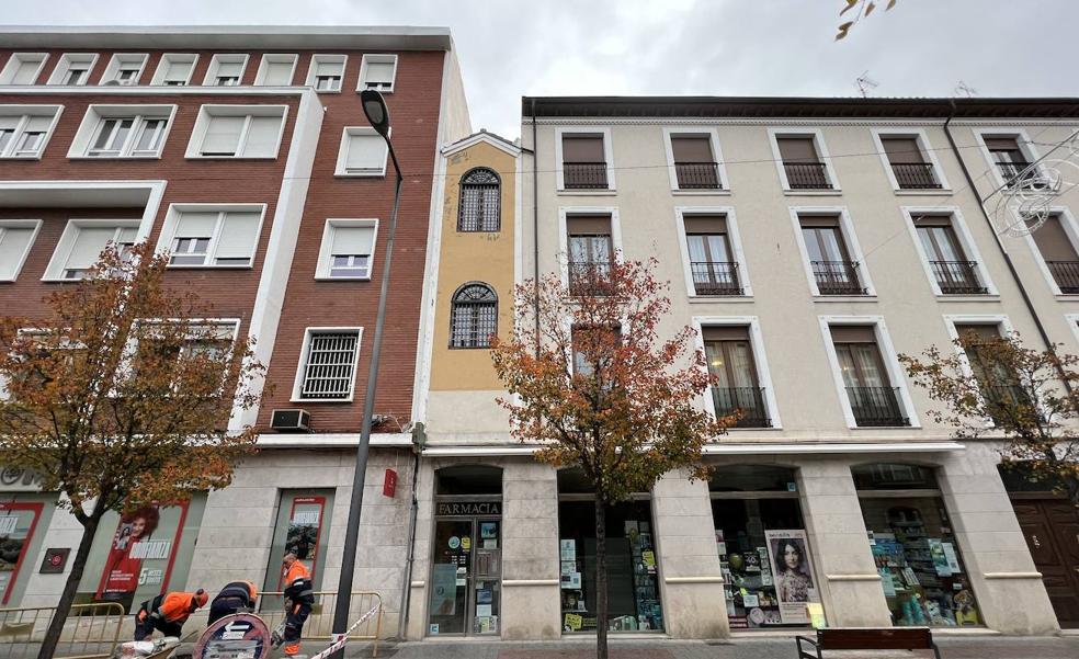 Exterior de la calle Duque de la Victoria número 17 donde se aprecia el pequeño bloque entre dos edificios de color amarillo con dos ventanas.