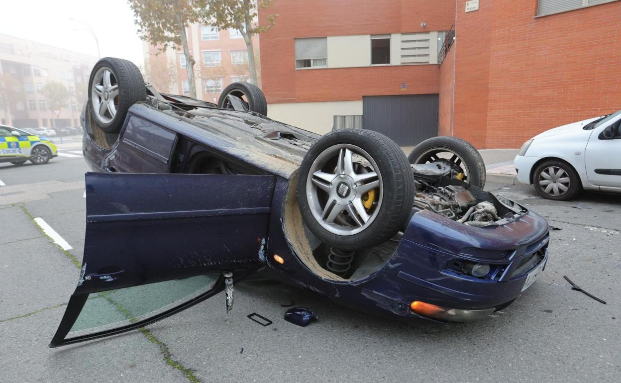 El coche volcado en mitad de la calzada y a la derecha contra el que impactó. 