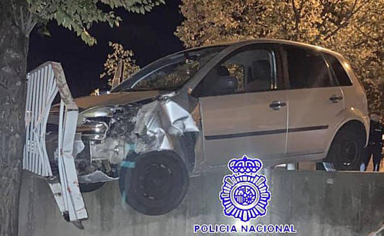 El turismo siniestrado contra un muro en la calle Ocarina de Delicias. 