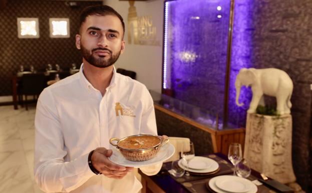 Shehroz Majeed presenta el pollo a la mantequilla en una original vajilla con forma de cuenco. 