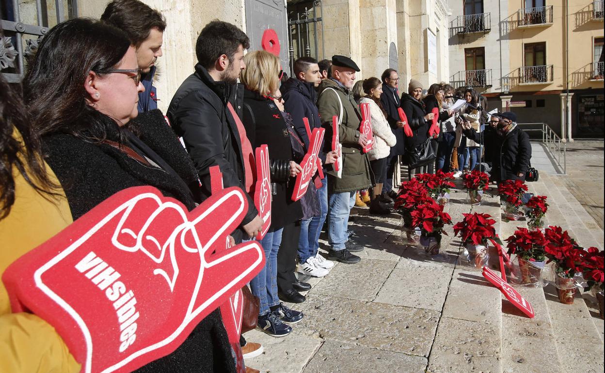 Lectura del manifiesto del Comité Antisida de Palencia, este jueves en la Plaza Mayor. 