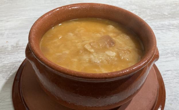 Plato de sopas de ajo, listas para comer. 