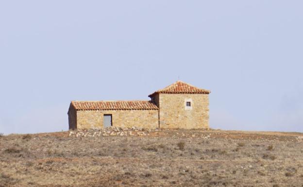 Imagen principal - Ermita de la Virgen de la Sierrecita, calvario de Fuentetoba y altar a la Virgen de Valvanera.