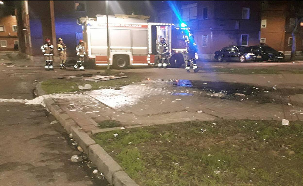 Labores de extinción de la hoguera en la plazoleta de la calle Tajo de Las Viudas. 