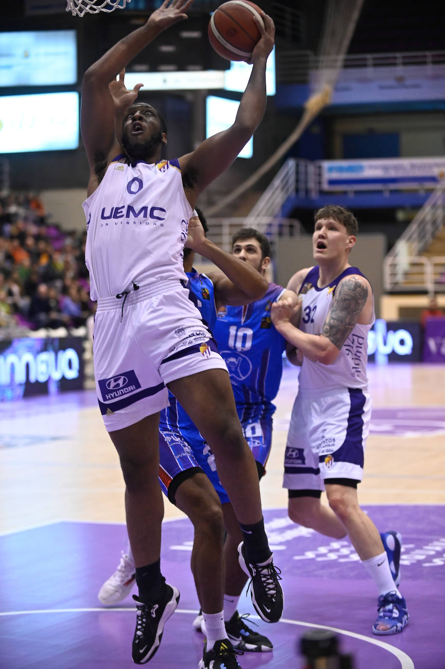 Fotos: Mucho sufrimiento en el enfrentamiento entre el Real Valladolid Baloncesto y el Almansa