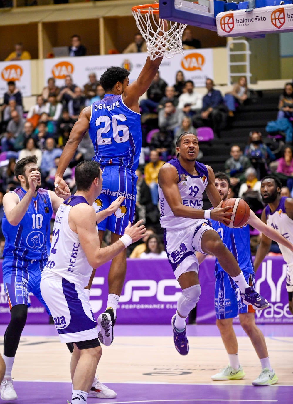 Fotos: Mucho sufrimiento en el enfrentamiento entre el Real Valladolid Baloncesto y el Almansa