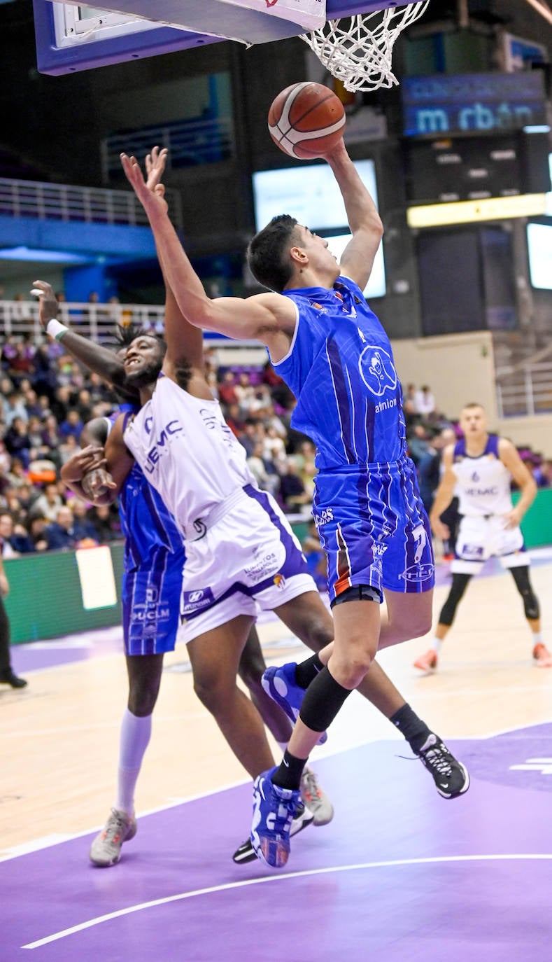 Fotos: Mucho sufrimiento en el enfrentamiento entre el Real Valladolid Baloncesto y el Almansa