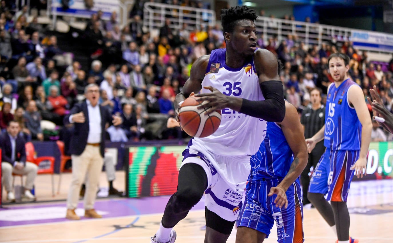 Fotos: Mucho sufrimiento en el enfrentamiento entre el Real Valladolid Baloncesto y el Almansa