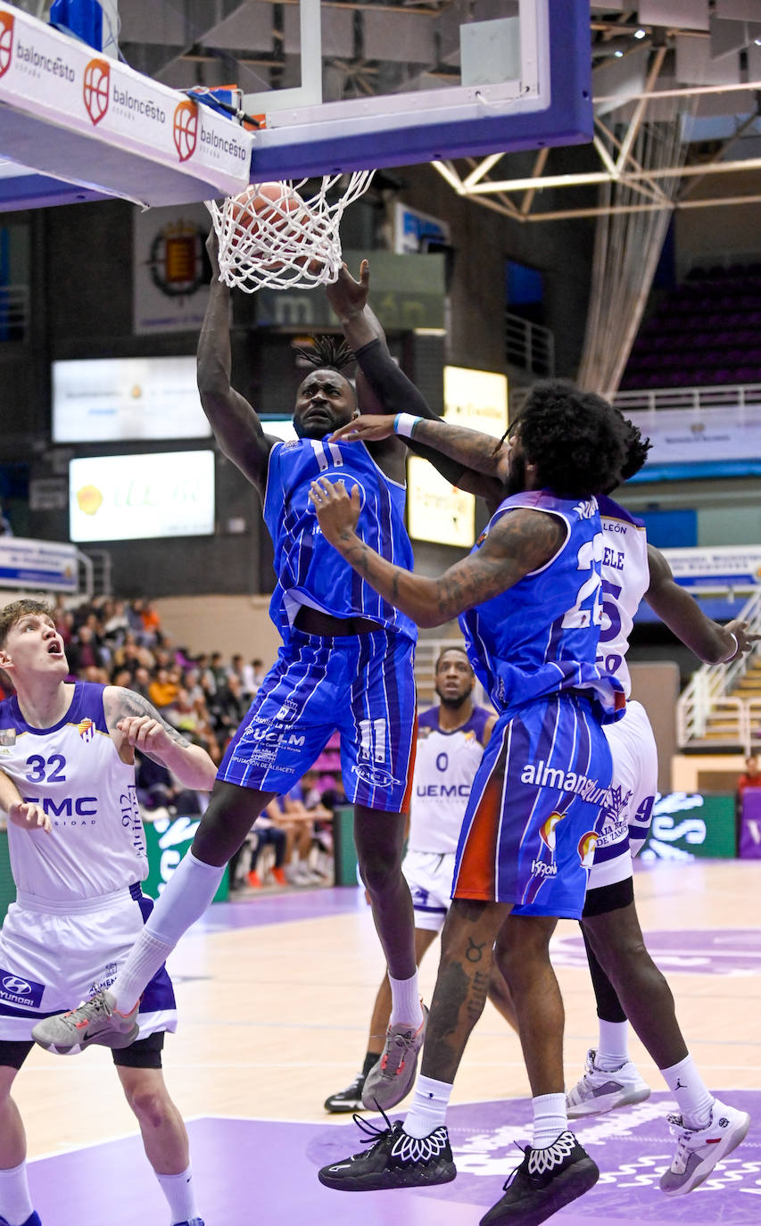 Fotos: Mucho sufrimiento en el enfrentamiento entre el Real Valladolid Baloncesto y el Almansa