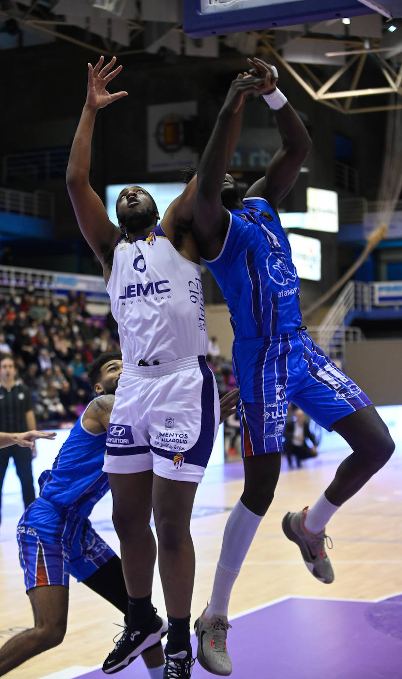 Fotos: Mucho sufrimiento en el enfrentamiento entre el Real Valladolid Baloncesto y el Almansa